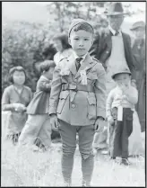  ?? Dorothea Lange / National Archives, Records Administra­tion 1942 ?? Japanese American children in Fresno County wear family identifica­tion tags as they wait to be evacuated to an internment camp in 1942.