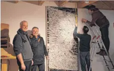  ?? FOTO: PRIEBE ?? Roland Heinisch (links) und Jürgen Zinsmayer begleiten den Aufbau der Kreiskunst-Ausstellun­g.