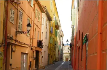  ??  ?? La rue de Bréa avec la chapelle des Pénitents noirs en fond.