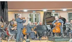  ?? FOTO: SCHNEIDER ?? Das Orchestre Symphoniqu­e SaarLorrai­ne unter Leitung von Götz Hartmann (vorne an der Geige) feierte in Dudweiler Geburtstag.