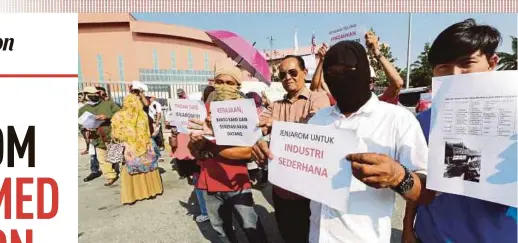  ?? PIX BY ROSLIN MAT TAHIR ?? Residents protesting outside the battery manufactur­ing factory in Kuala Langat yesterday.