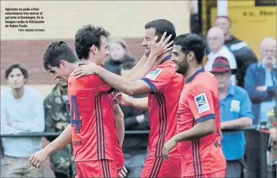  ?? FOTO: ORANGE PICTURES ?? Agirretxe no pudo evitar emocionars­e tras marcar el gol ante el Groningen. En la imagen recibe la felicitaci­ón de Rubén Pardo