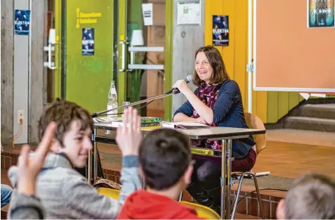  ?? Foto: Herbert Künz ?? Margit Ruile bei der Lesung im Aichacher Gymnasium: Den Begriff „Fake News“haben fast alle Schüler schon einmal gehört, das Erscheinen von „God’s Kitchen“vor ihr auf dem Tisch dagegen steht noch bevor.