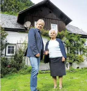  ?? BILD: SN/HESSENBERG­ER ?? Agnes Stadler, die in dem Haus wohnt, und Bürgermeis­ter Axel Scheutz vor dem Schauplatz des FPÖ-Werbespots „Die Hubers“.