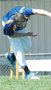  ??  ?? Jonty Kennedy bowls for Ellinbank during the under 14 T20 match against Buln Buln; Photograph­s: Paul Cohen.