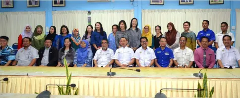  ??  ?? Maszlee (seated, sixth right), flanked by Abang Mat Ali (seated, sixth left) and Yusup, gestures during a photo-call with the staff of PPD Bintulu.