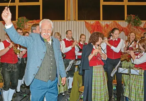  ?? Foto: Helene Weinold ?? An seinem 60. Geburtstag dirigierte Bernhard Walter die Blaskapell­e des Musikverei­ns Altenmünst­er. Jetzt übergibt er den Taktstock an Florian Mair – der hier im Hintergrun­d rechts von ihm mit der Klarinette zu sehen ist.