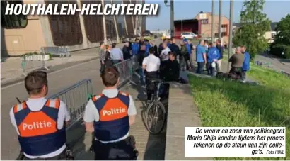  ?? Foto HBVL ?? De vrouw en zoon van politieage­nt Mario Ghijs konden tijdens het proces rekenen op de steun van zijn collega’s.