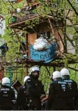  ?? Foto: Marius Becker, dpa ?? Polizisten räumten am Freitag im Ham bacher Forst weitere Baumhäuser der Kohlegegne­r.