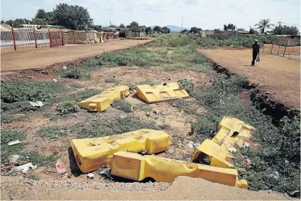  ?? /ANTONIO MUCHAVE/SOWETAN ?? Streets in a Soshanguve section, north of Pretoria, have been left dug up by a contractor, leading to motorists struggling to access their homes.