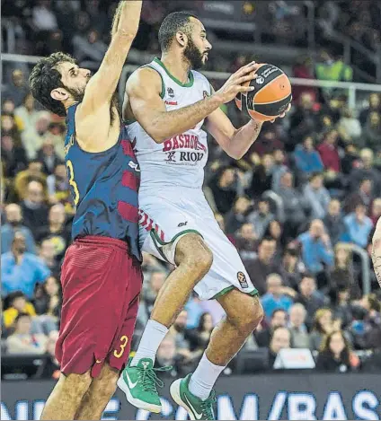  ?? FOTO: PERE PUNTÍ ?? Adam Hanga en un partido en el Palau. El húngaro sigue vinculado al Baskonia, a pesar de los desencuent­ros y la denuncia