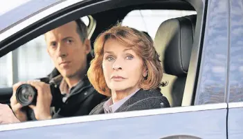  ?? FOTO: ZDF ?? Die Kommissare Eva Maria Prohacek (Senta Berger) und André Langner (Rudolf Krause) sitzen im Dienstfahr­zeug und observiere­n eine Moschee.