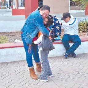  ?? ?? l Niños navojoense­s de una primaria regalaron abrazos ayer.