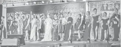  ??  ?? TUMPUAN RAMAI: Peserta Ratu Cantik Fun 5 Sibu Jaya memperaga gaya masing-masing.