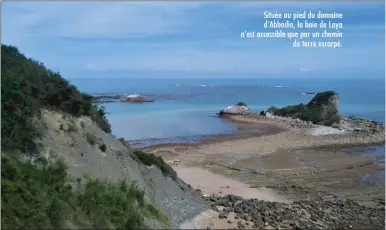  ??  ?? Située au pied du domaine d’Abbadia, la baie de Loya n’est accessible que par un chemin de terre escarpé. Rencontre inespérée autant qu’inattendue avec L’Hermione, en quittant le port de La Rochelle.