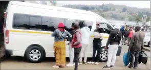  ?? ?? Some of the people peeping through windows to have a look at the couple on Monday at the Mbabane Bus Rank.