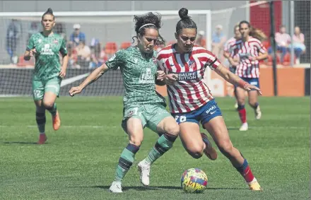  ?? Foto: EFE ?? La jugadora del Atlético de Madrid Lucía Moral junto a la jugadora del Levante María Alharilla, en el partido de la Liga F