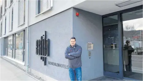  ?? FOTO: TIMO LÄMMERHIRT ?? Patrick Schiehlen ist nicht nur sportlich für den Fußball-Verbandsli­gisten TSV Essingen verantwort­lich. Schiehlen leitet in Aalen auch zwei Hotels: das Aalener Ratshotel und das „Design & Lifestyle Hotel Estilo“.