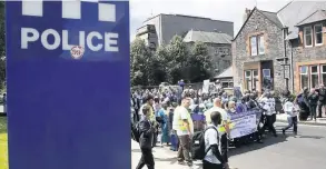  ??  ?? ON MARCH Funeral procession for Sheku Bayoh ahead of two minutes silence in town