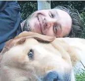  ??  ?? El amor que Tom Hardy siente por su perro lo demuestra en todo momento. Él promueve la adopción de animales.