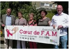  ??  ?? Les fonds récoltés lors de la marche servent à venir en aide aux femmes ayant subi une mammectomi­e.