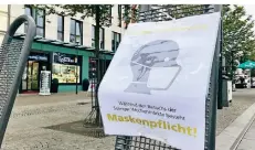  ?? FOTO: OBERPRILLE­R ?? An den Zugängen zum Neumarkt weist die Stadt auf die Maskenpfli­cht an Markttagen hin.