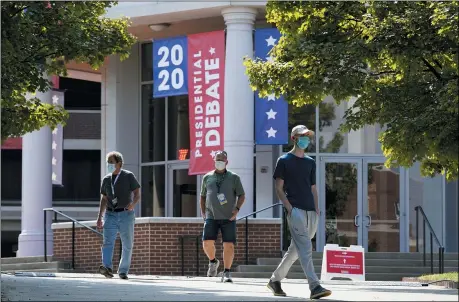  ?? PATRICK SEMANSKY — THE ASSOCIATED PRESS ?? People walk outside the Curb Event Center at Belmont University as preparatio­ns take place for the second Presidenti­al debate Oct. 20in Nashville, Tenn.