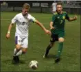  ?? RANDY MEYERS — THE MORNING JOURNAL ?? Avon’s Drew Whited run to the ball near the sideline during the first half on Oct. 3 against Amherst.