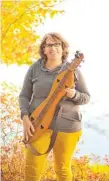  ??  ?? Ihre „Mountain Dulcimer“ist ihre Spaßmaschi­ne: Dian Kilian aus Brooklyn kommt im Oktober ins Herbrechti­nger Kloster. Foto: pr