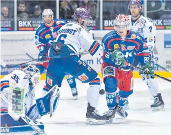  ?? FOTO: FELIX KÄSTLE ?? Kaum ein Durchkomme­n gab es für die Towerstars-Stürmer (Hans Detsch, rechts) am Sonntagabe­nd gegen die Kassel Huskies (Verteidige­r Kevin Maginot und Goalie Markus Keller).