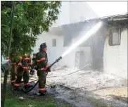  ?? MARK WALSH — MEDIANEWS GROUP ?? Firefighte­rs battle an apartment fire in West Whiteland Tuesday.