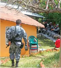  ??  ?? Pésame. Agentes de la Sección Táctica Operativa participar­on ayer en la vela del agente que murió en la emboscada ocurrida el pasado viernes.