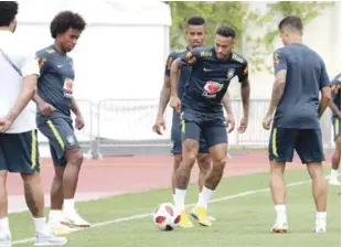  ?? EFE ?? El jugador brasileño Neymar, centro, junto a otros jugadores del selecciona­do de Brasil en un entrenamie­nto en Sochi, previo al partido que sostendrán este viernes ante la selección de Bélgica.