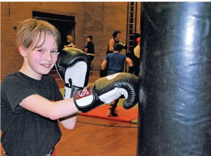  ?? FOTO: THERESA DEMSKI ?? Phillip Detlefsen ist jüngster Muaythai-Trainer in Oberberg. Der Zwölfjähri­ge unterstütz­t das Trainer-Team beim ATV.