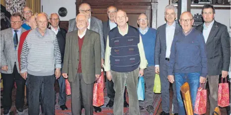  ?? FOTO: KOLPINGCHO­R AALEN ?? Zum letzten Mal Ehrungen, zum letzten Mal ein Gruppenfot­o: Nach 70 Jahren löst sich der Kolpingcho­r Aalen auf.