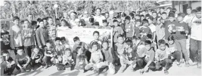  ??  ?? DR ABDUL Rahman bersama tetamu lain bergambar dengan kanak-kanak yang menyertai Program Berkhatan Perdana di Limbang.