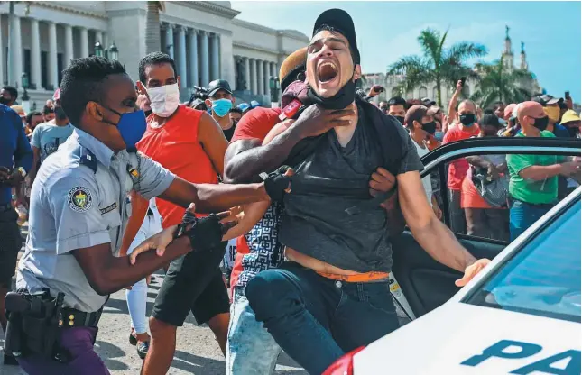  ?? / AFP ?? Con cortes de internet, detencione­s y el despliegue de los temidos “boinas negras”, el régimen cubano intenta acabar con las protestas que comenzaron en San Antonio de los Baños.