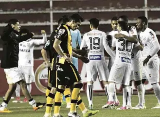  ?? Aizar Raldes/AFP ?? Atletas do Santos comemoram gol que garantiu a classifica­ção às oitavas da Libertador­es