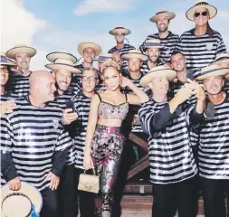  ?? Twitter ?? J.Lo posó como toda una diva con los “gondoleros” de Dolce & Gabbana.