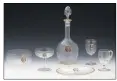  ??  ?? Lot  : Baccarat (Attribué à) – Rare partie de service de verres fins XIXe siècle de  verres en cristal rehaussé de filets or et monogramme émaillé bicolore FG Estimé ./. €