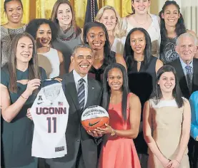  ?? AP ?? Felices. Barack Obama con las campeonas del torneo de básquet.