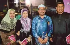  ??  ?? USTAZ Kazim bersama peminat yang datang mendengar ceramahnya pada Julai 2013 di Menara Alor Setar, Kedah.