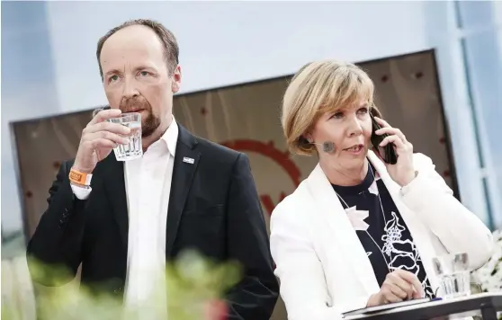  ?? FOTO: RONI REKOMAA/LEHTIKUVA ?? Sannfinlän­darnas Jussi Halla-aho och Svenska folkpartie­ts Anna-Maja Henriksson under partiledar­debatten i Björneborg.