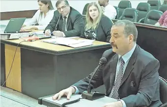  ??  ?? El senador Juan Bartolomé Ramírez (PLRA) declara ante el tribunal, que juzga estafa y doble cobro en grado de cómplice del acusado senador Víctor Bogado (ANR, cartista) y su “niñera”.