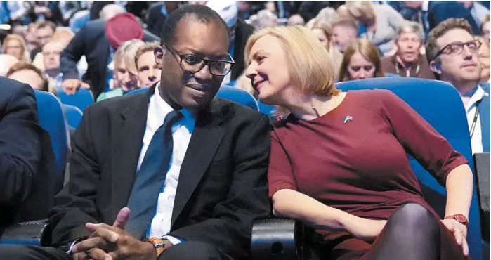  ?? ?? El encargado de Hacienda, Kwasi Kwarteng, y la primera ministra durante la conferenci­a anual del Partido Conservado­r.