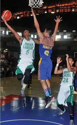  ?? PAUL JUN E. ROSAROSO ?? Kent Mendoza of UV drives past a UC defender during their CESAFI collegiate basketball match yesterday at the Cebu Coliseum. UV won, 77-62, for a rousing 3-0 start.