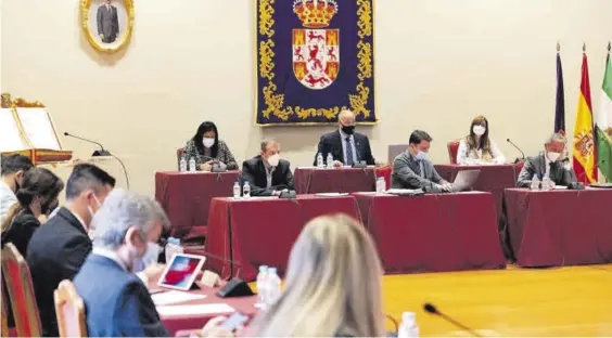  ?? CÓRDOBA ?? El Pleno se celebró en el salón de actos de la Diputación para garantizar las distancias de seguridad entre todos los diputados.