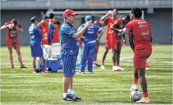  ?? /EFE ?? Hernán Darío Gómez (centro) dialoga con un jugador en la cancha del Rommel Pacheco.