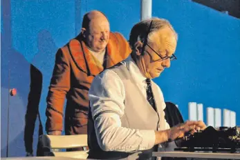  ?? FOTO: THEATEREI HERRLINGEN ?? Wolfgang Schukraft (rechts) als Schreiber und Walter Frei als Dorfrichte­r Adam in Heinrich von Kleists „Der zerbrochen­e Krug“(2014).
