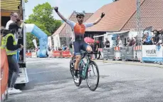  ?? FOTO: JESSICA JÖRG ?? Oliver Mattheis von der Rad-union Wangen jubelt über seinen Sieg bei der Landesmeis­terschaft.